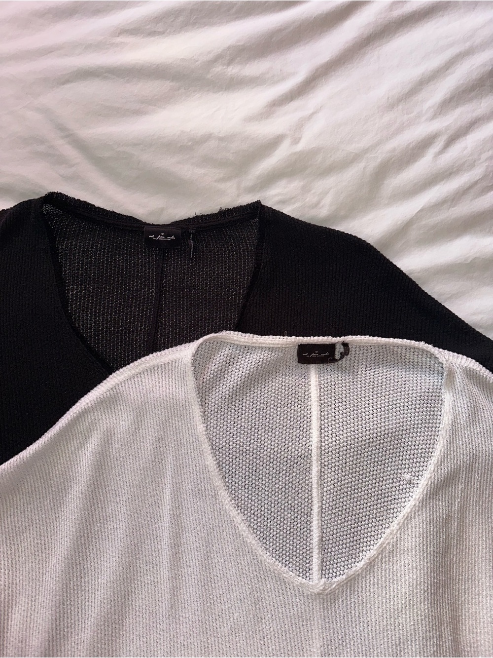 UO V-NECK TOPS - BLACK&WHITE